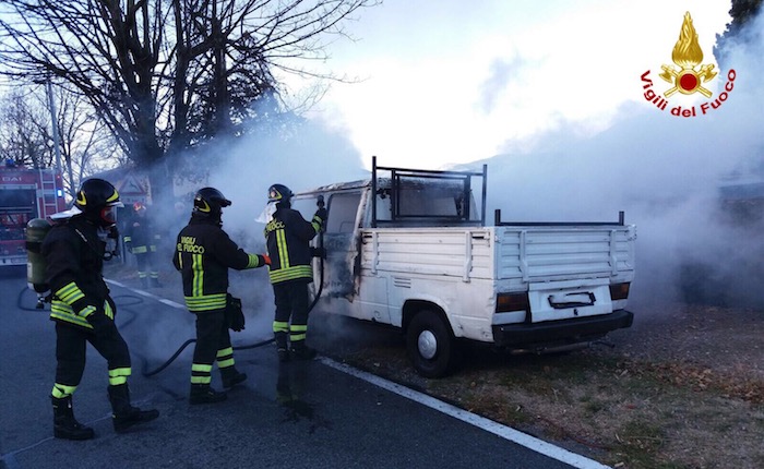 Furgoncino in fiamme sulla strada verso Porto Valtravaglia