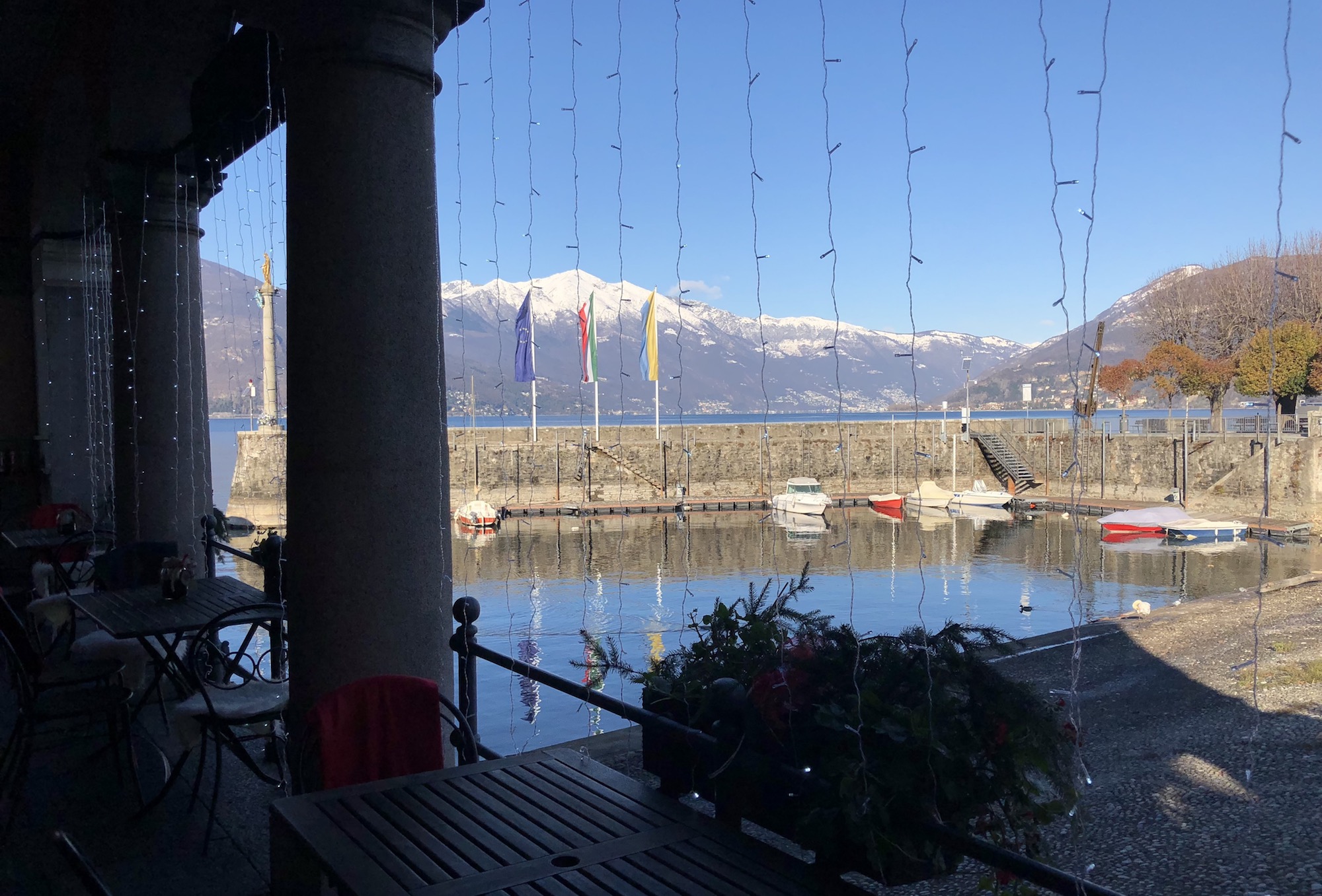 Una buona domenica dal Caffè Clerici di Luino, vestito di Natale per i mercatini