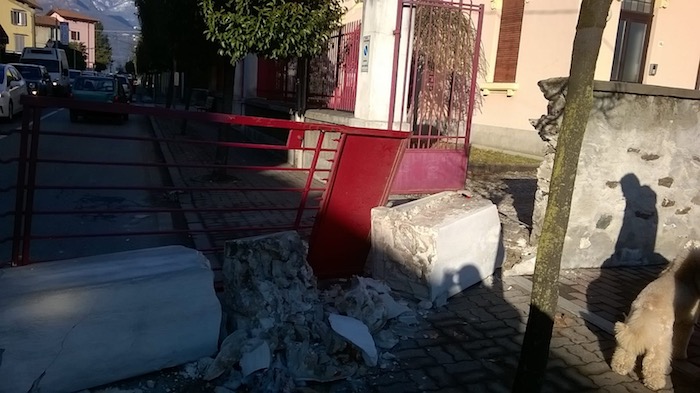 Crolla in strada un pilastro del cancello del Cinema di Germignaga