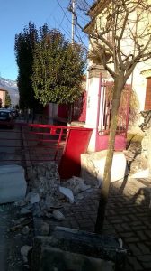 Crolla in strada un pilastro del cancello del Cinema di Germignaga