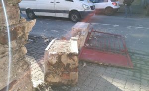 Crolla in strada un pilastro del cancello del Cinema di Germignaga