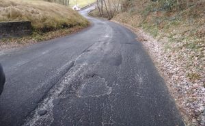 Luino, "Degrado e pericolo per i mezzi, necessario intervenire sulla strada di via Montegrino"