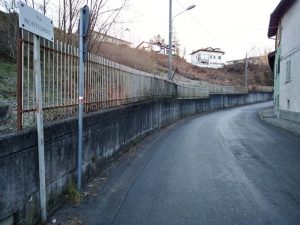 Luino, "Degrado e pericolo per i mezzi, necessario intervenire sulla strada di via Montegrino"