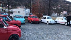 Brusimpiano si colora di Natale grazie alla “FIAT 500 sotto l’Albero”