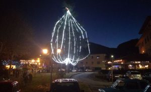 Brusimpiano si colora di Natale grazie alla “FIAT 500 sotto l’Albero”