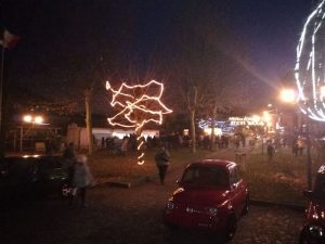 Brusimpiano si colora di Natale grazie alla “FIAT 500 sotto l’Albero”