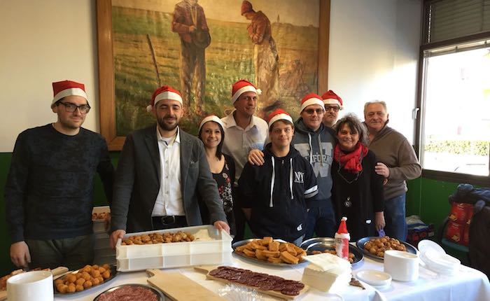 Luino, solidarietà ed auguri di Natale al Monsignor Comi con il ristorante Miralago Colmegna