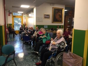Luino, solidarietà ed auguri di Natale al Monsignor Comi con il ristorante Miralago Colmegna