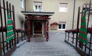 Le scuole elementari di Creva si colorano di Natale, ecco il presepe delle mamme