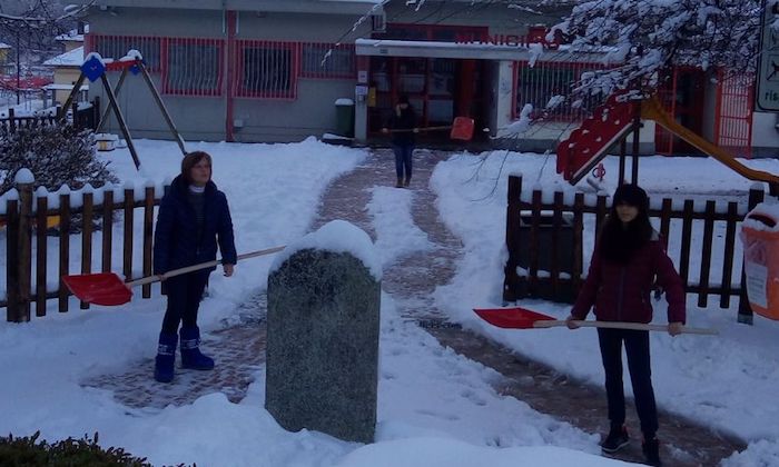 Cremenaga, dal sindaco alle dipendenti comunali: tutti al lavoro per pulire i vialetti dalla neve
