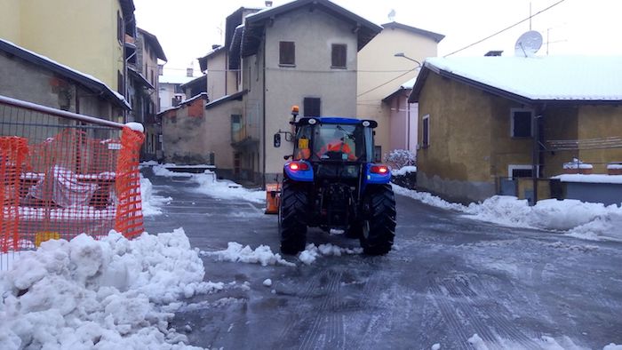 Cremenaga, dal sindaco alle dipendenti comunali: tutti al lavoro per pulire i vialetti dalla neve