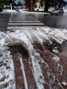 Luino, "L'emergenza non è la neve, ma il sistema per ripulire strade e marciapiedi"
