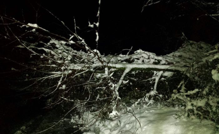 Neve, riaperta la strada tra Luino e Cremenaga. Smottamento nella notte ad Arcumeggia