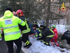 Cadegliano Viconago, auto contro un albero. Coinvolti due uomini