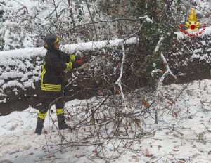 Neve, gravi disagi sulle strade dell'Alto Varesotto. Oltre 50 gli interventi dei Vigili del Fuoco