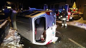 Auto si ribalta a Porto Valtravaglia dopo uno scontro con un furgone, coinvolta una 78enne