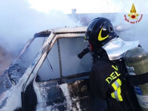 Furgoncino in fiamme sulla strada verso Porto Valtravaglia