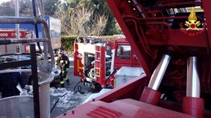 In fiamme nel pomeriggio un tetto di Cittiglio, intervengono i Vigili del Fuoco