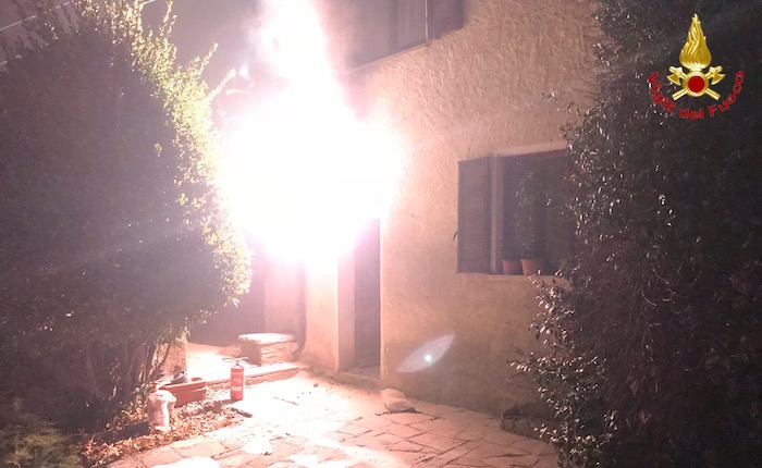 Luino, a fuoco contatori di un'abitazione. Residenti senza luce, intervengono i Vigili del Fuoco