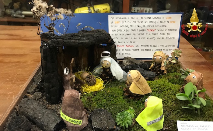 I bambini regalano ai Vigili del Fuoco il presepe fatto con i resti dell'incendio del Campo dei Fiori