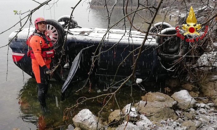 Brusimpiano, auto finisce nel lago. 45enne salvata dagli specialisti del S.A.F.