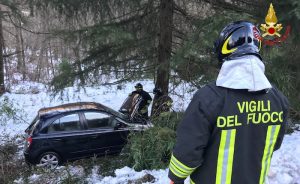 Cadegliano Viconago, auto contro un albero. Coinvolti due uomini
