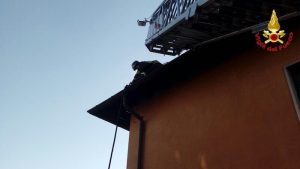 In fiamme nel pomeriggio un tetto di Cittiglio, intervengono i Vigili del Fuoco