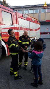 I bambini regalano ai Vigili del Fuoco il presepe fatto con i resti dell'incendio del Campo dei Fiori