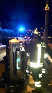 Auto si ribalta a Porto Valtravaglia dopo uno scontro con un furgone, coinvolta una 78enne