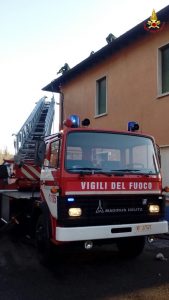 In fiamme nel pomeriggio un tetto di Cittiglio, intervengono i Vigili del Fuoco