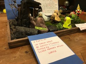 I bambini regalano ai Vigili del Fuoco il presepe fatto con i resti dell'incendio del Campo dei Fiori