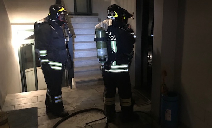In fiamme un appartamento a Mesenzana, donna salvata dal vicino