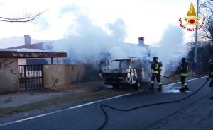 Furgoncino in fiamme sulla strada verso Porto Valtravaglia