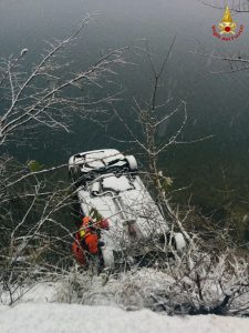 Brusimpiano, auto finisce nel lago. 45enne salvata dagli specialisti del S.A.F.