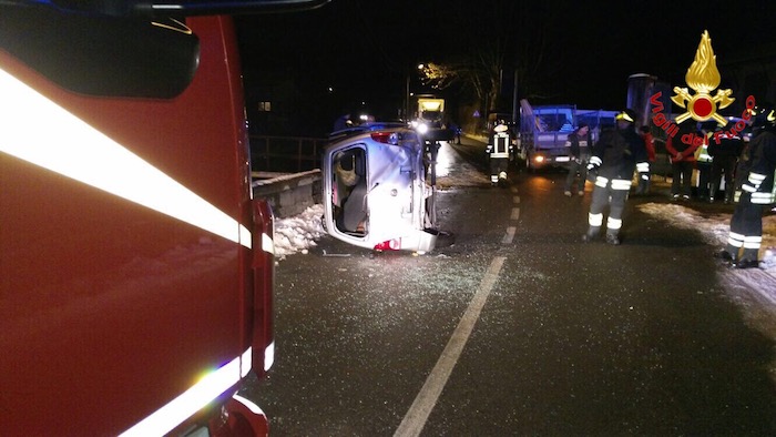 Auto si ribalta a Porto Valtravaglia dopo uno scontro con un furgone, coinvolta una 78enne