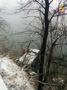 Brusimpiano, auto finisce nel lago. 45enne salvata dagli specialisti del S.A.F.