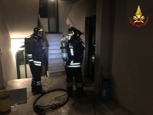 In fiamme un appartamento a Mesenzana, donna salvata dal vicino