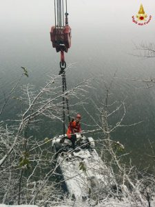 Brusimpiano, auto finisce nel lago. 45enne salvata dagli specialisti del S.A.F.