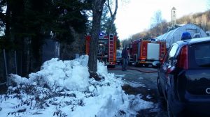 Incendio a Cadegliano Viconago, fumo visibile da diversi chilometri