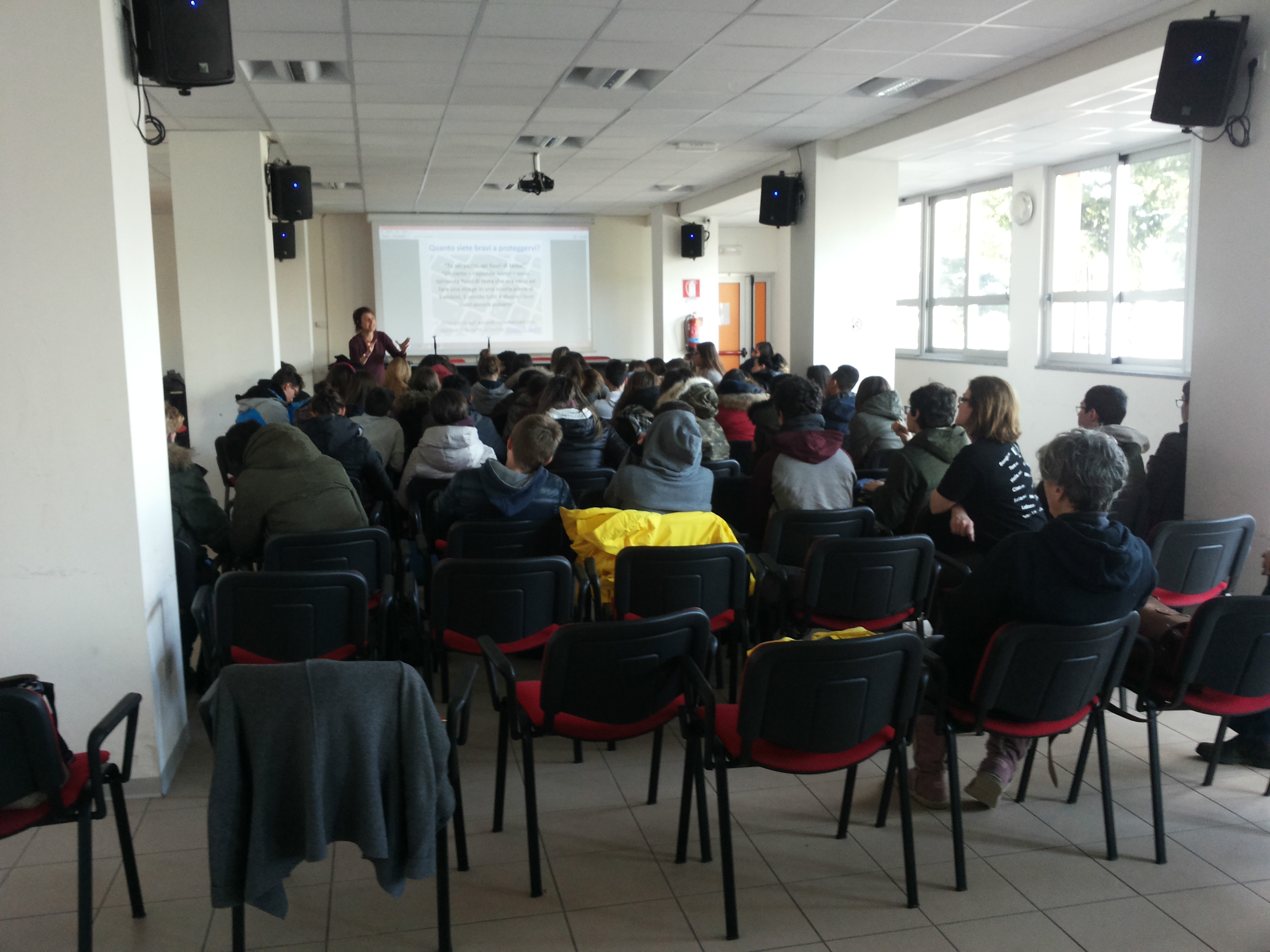 Luino, presentati i corsi scolastici su social network e cyberbullismo