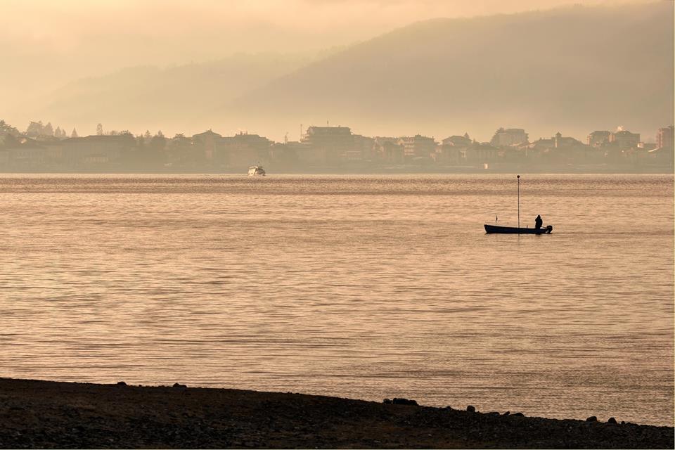 Luino tra la foschia del mattino, la foto è di Ivano Aglieri