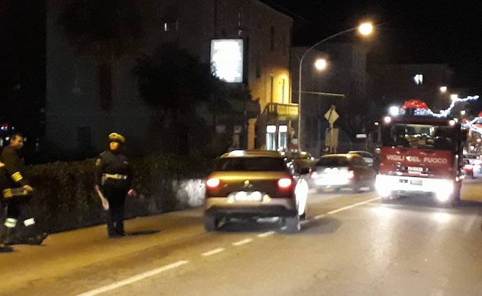 Cede l'asfalto a Laveno, i vigili del fuoco liberano un furgoncino rimasto incastrato in strada