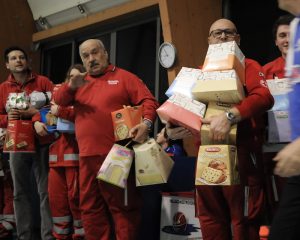 Oltre 130 panettoni per le famiglie aiutate dalla Croce Rossa di Luino