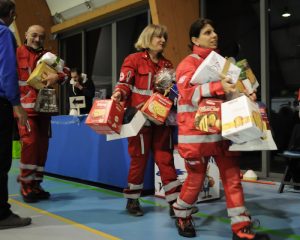 Oltre 130 panettoni per le famiglie aiutate dalla Croce Rossa di Luino