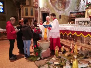 Il battesimo del figlio di Lovely e Alex, due richiedenti asilo di Castello Cagliaglio