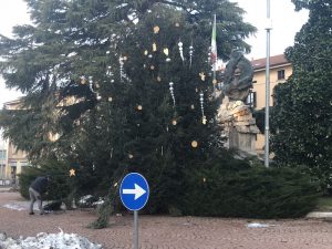 Danneggiate le luminarie natalizie anche a Luino e Brezzo di Bedero