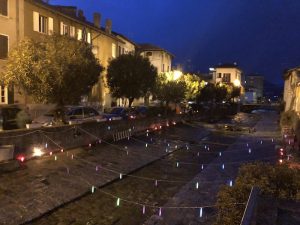 A Germignaga i vandali spengono le luci, ma accendono i cuori di tutti