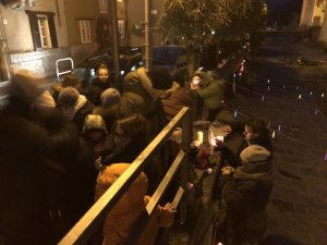 A Germignaga i vandali spengono le luci, ma accendono i cuori di tutti