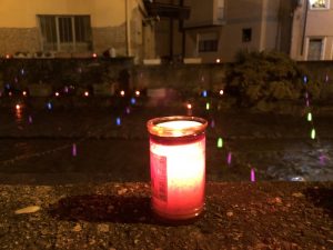 A Germignaga i vandali spengono le luci, ma accendono i cuori di tutti