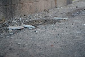 Luino, cadono calcinacci dal ponte in viale Dante. Intervengono i tecnici